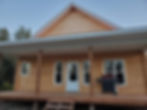 vue extérieure de l'entrée de la maison en bois