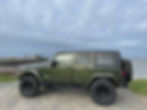 Une Jeep Cherokee garée au bord de la mer