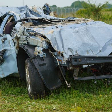 Les restes d'une voiture écrasés