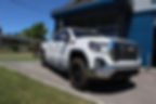 Une camionnette GMC V-10 vu de l’avant