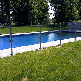 piscine dans une grande pelouse