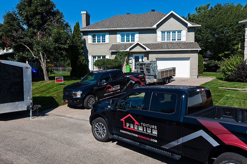 camionnettes devant la maison