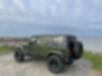 Vue sur une Jeep Cherokee garée au bord de la mer