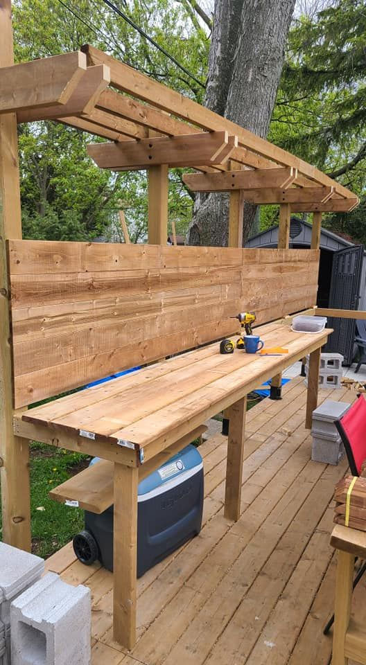 Aménagement d'un comptoir en bois sur la terrasse extérieure