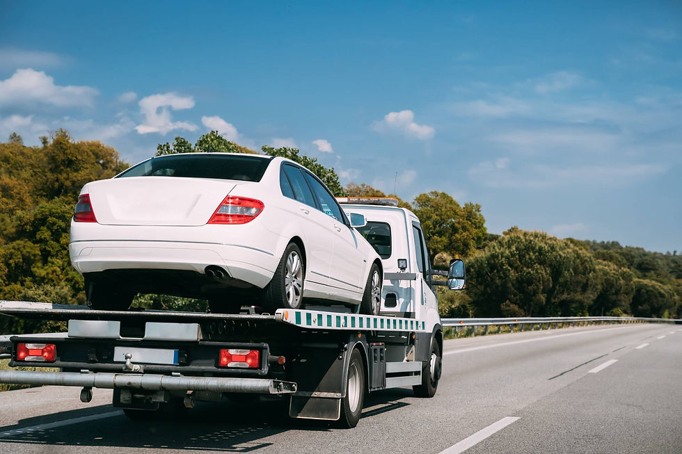 Voiture transportée sur le plateau d’une dépanneuse après une panne ou un accident