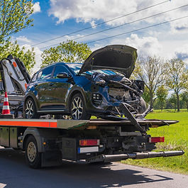 Voiture accidentée sur le plateau d’une dépanneuse