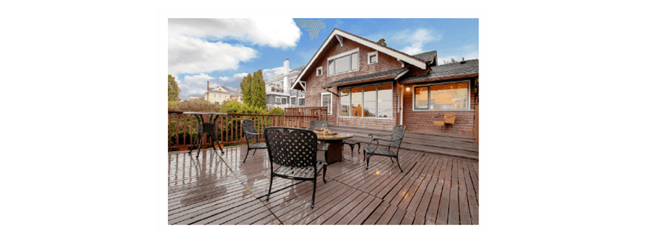 patio en bois d'une maison résidentielle