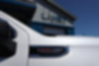 Gros plan sur le sigle V8 6.2L posée sur une camionnette