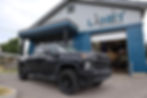 Une camionnette Chevrolet noir garée devant l’Atelier Mécanique Lahey