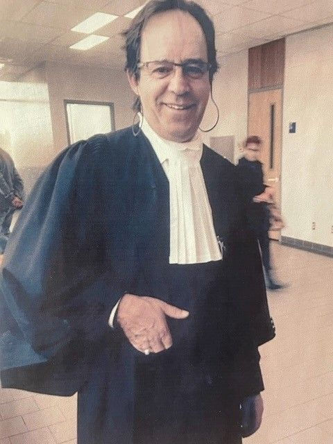 Une photo de Me Jean J. Laflamme portant une toge d'avocat