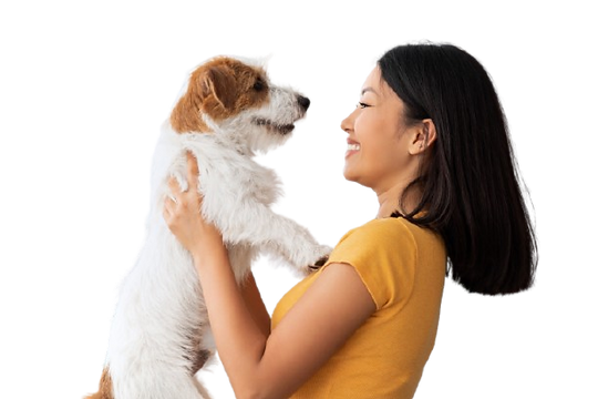 Jeune femme émue caressant son adorable chien