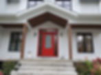maison blanche avec porte rouge