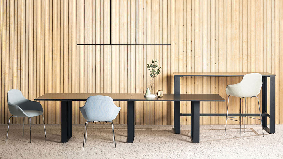 Mobilier de bureau d'occasion de qualité commerciale dans un showroom moderne et accueillant