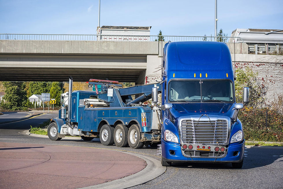 Camion lourd bleu en cours de remorquage — service dans le secteur Vaudreuil-Dorion, Montréal.
