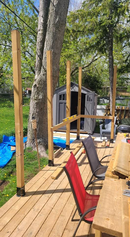 Installation de piliers de soutien sur la terrasse