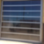 Vue latérale d'une porte de garage en verre