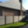 clôture composite installée autour d'une maison