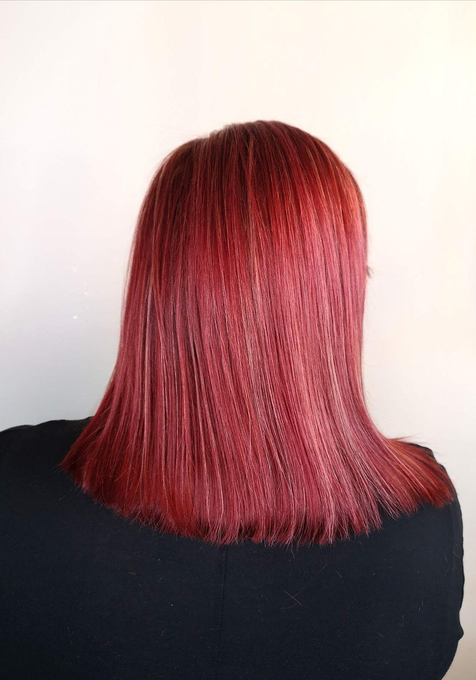 shoulder length red hair