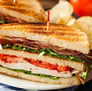 Sandwich au poulet, bacon, tomates,laitue et sauce
