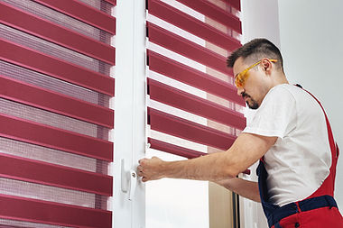 homme installant de nouveaux stores 
