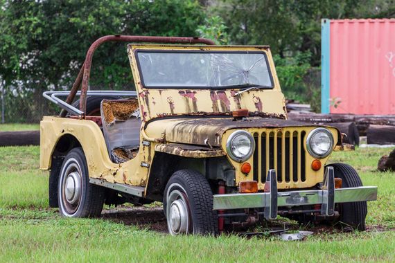 Manutention d’une voiture dans une cour de recyclage