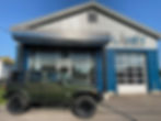 Une Jeep Cherokee garée devant l’Atelier Mécanique Lahey