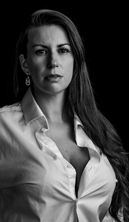 Photo en noir et blanc d’une femme en chemise blanche