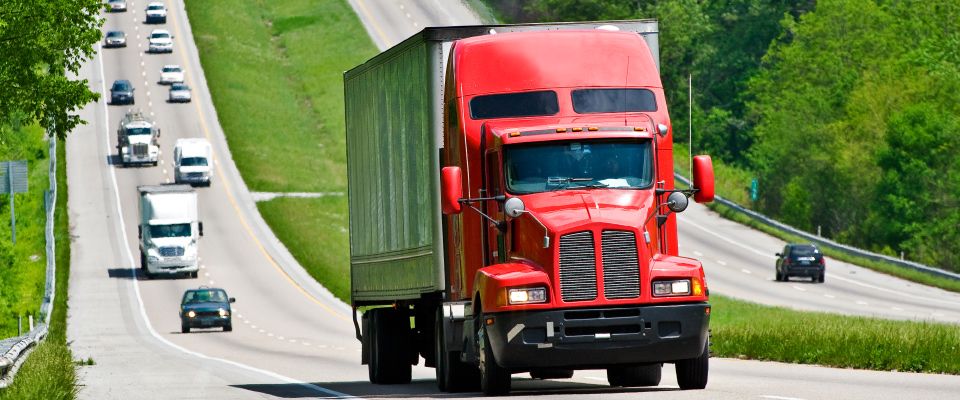 Camion rouge sur l'autoroute