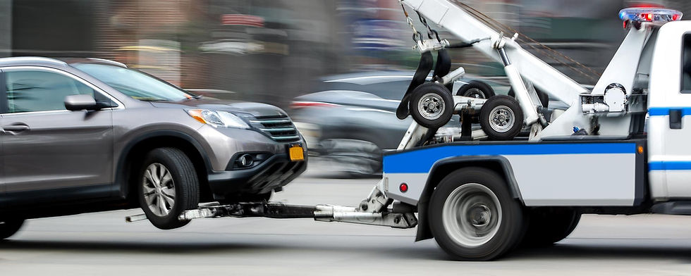 Voiture grise transportée sur une dépanneuse — service dans le secteur Ahuntsic, Montréal.