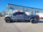 La Ford F250 Lariat 2020 devant l'atelier mécanique