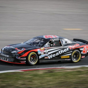 vue d'une voiture de course sur piste