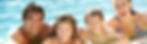 Famille qui s'amuse à la piscine