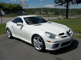 Voiture de luxe après le service nettoyage complet