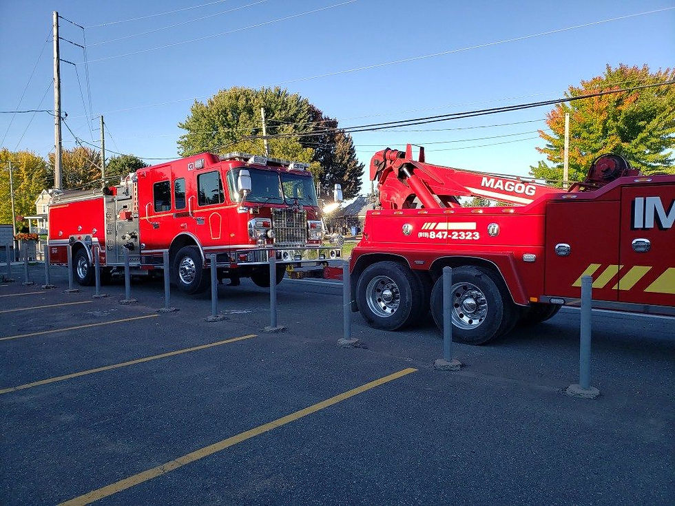 Camion de dépannage remorquant un camion de pompiers