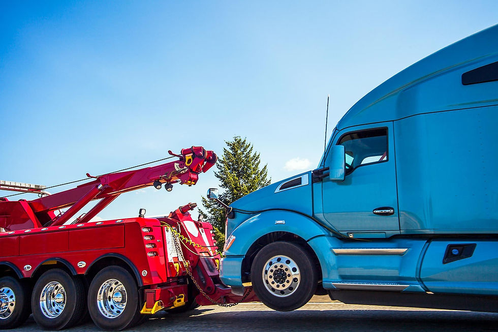 Remorquage d’un camion par une dépanneuse rouge — service dans le secteur Anjou, Montréal.