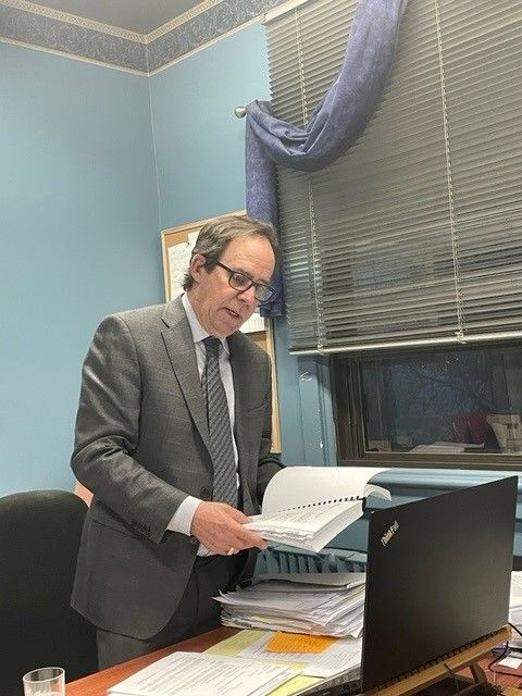 Me Jean J. Laflamme travaillant sur un dossier sur son bureau