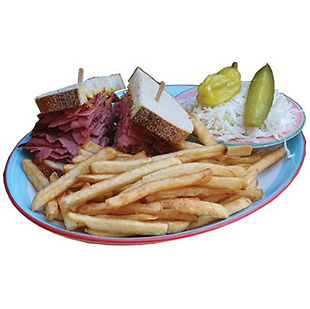 Sandwich de viande fumée, frites, salade de chou