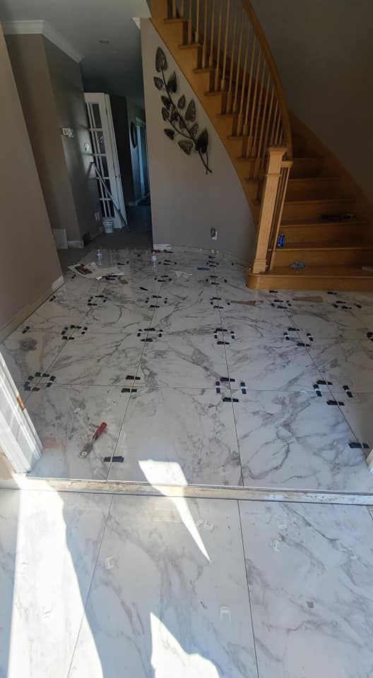 Carreaux fraîchement posés près des escaliers