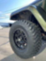 Gros plan sur le pneu avant gauche d’une Jeep