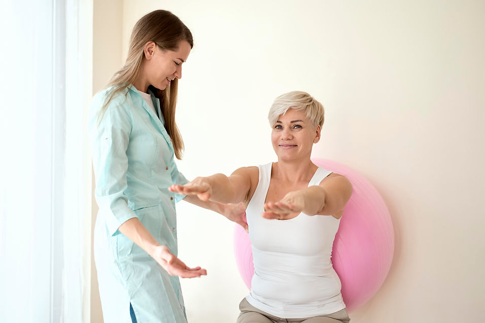 paciente-do-sexo-feminino-em-terapia-com-fisioterapeuta.jpg