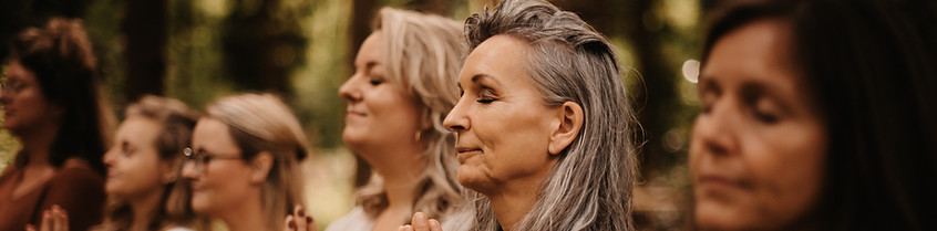 Een ontspannen groep mensen in de natuur