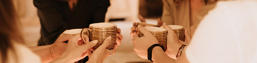 Samen cacao drinken tijdens een cacao-ceremonie