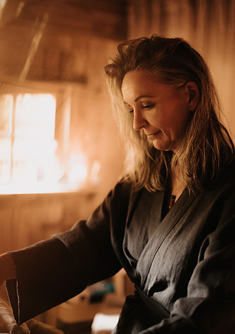 Vrouw geeft Access Bars behandeling bij Spirit Souls — ontspannende sessie voor meer rust en helderheid.
