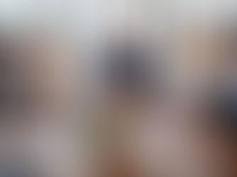 5 people having a collaborative meeting in a modern office