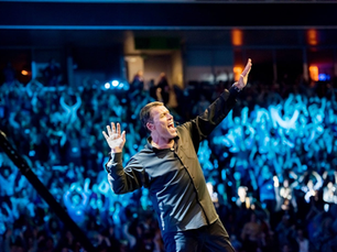 Toni Robbins hyping a crowd and love bombing