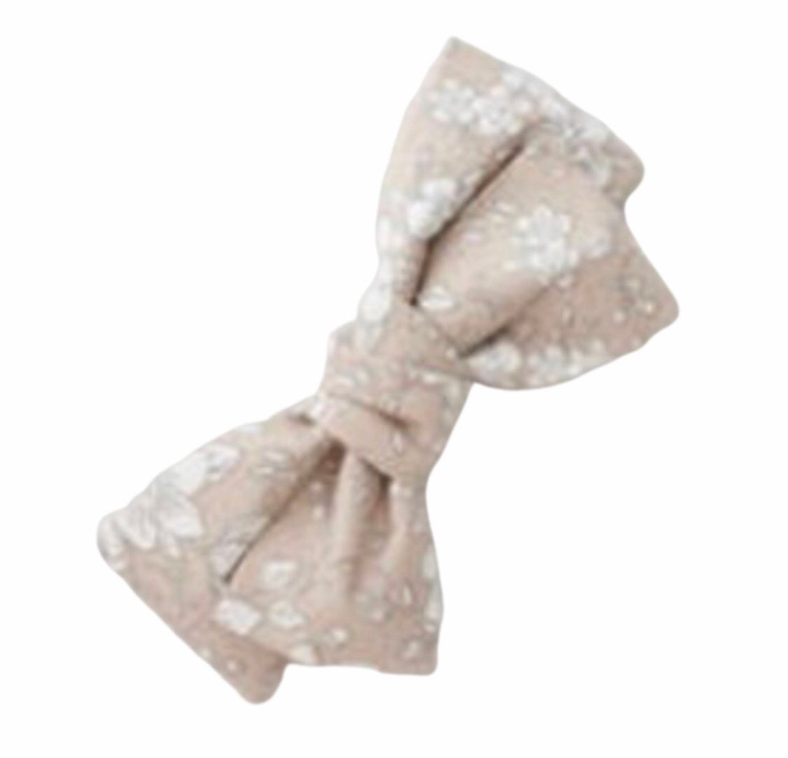 La petite surprise Couture Haarspange Schleife mit Floraldesign Beige