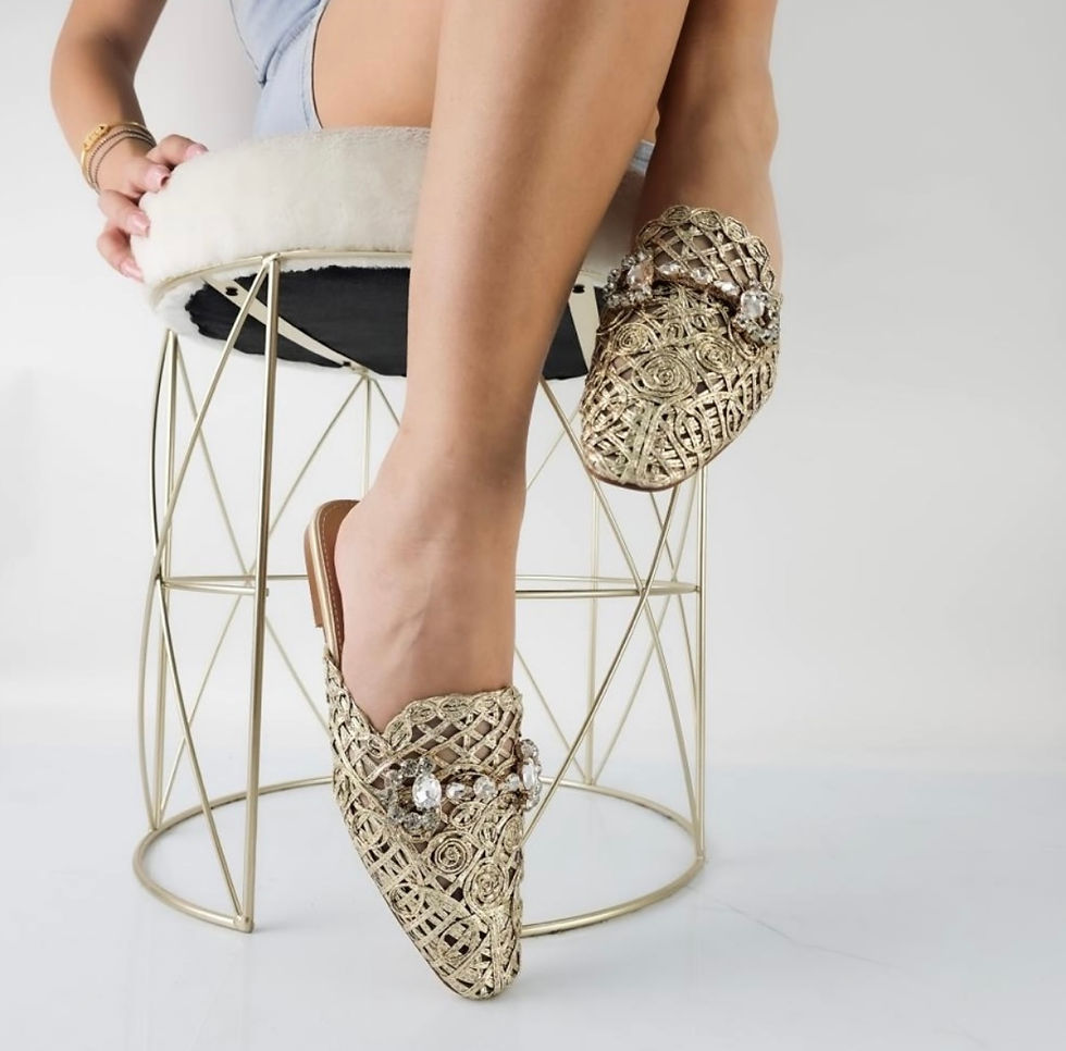 Miniaturbild: Ideal Shoes - Pantoletten Mules Crochet Gold Metallic  