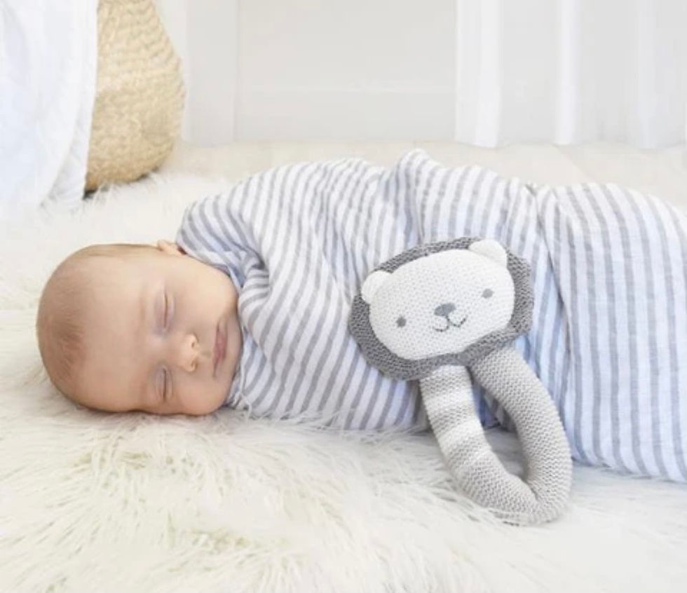Miniaturbild: Living Textiles Knitted - Baby Rattle Austin Lion 19 cm