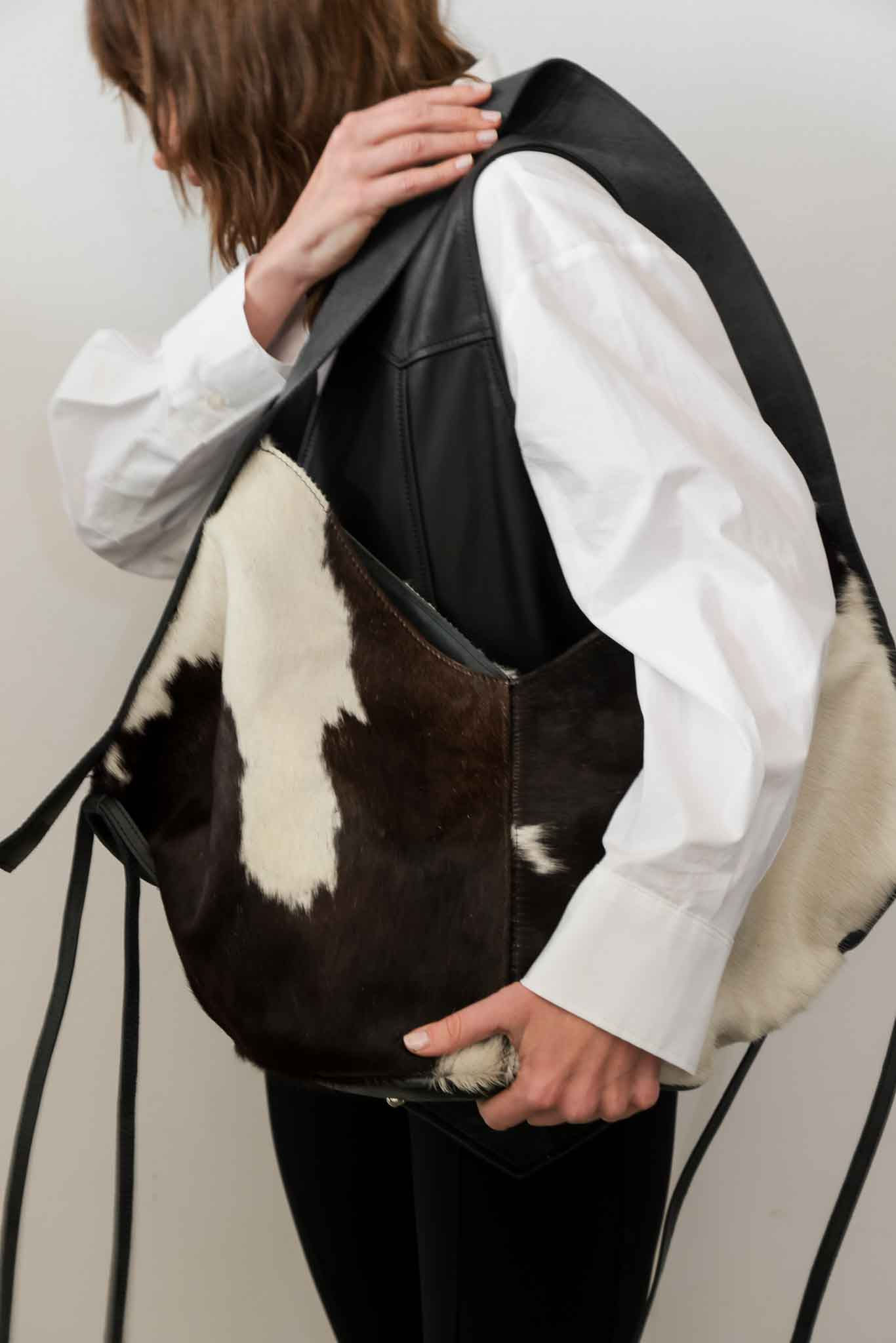 Bolso MEGA pelo vaca | correa CUERO negro