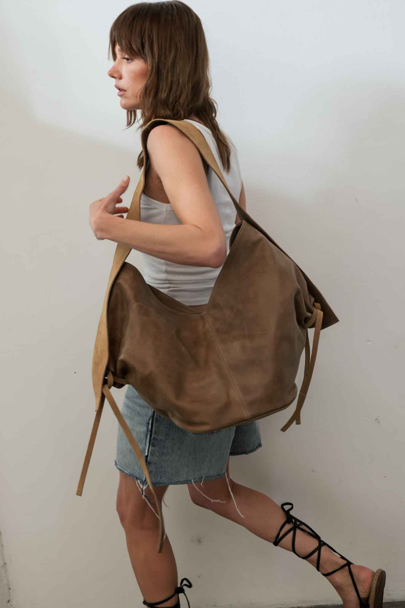 PRE VENTA | Bolso MEGA Cemento | Correa gamuza Arena